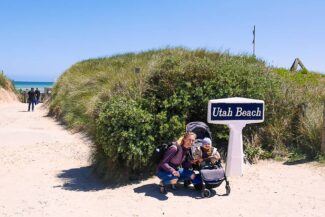 Frau und Kind am Strand