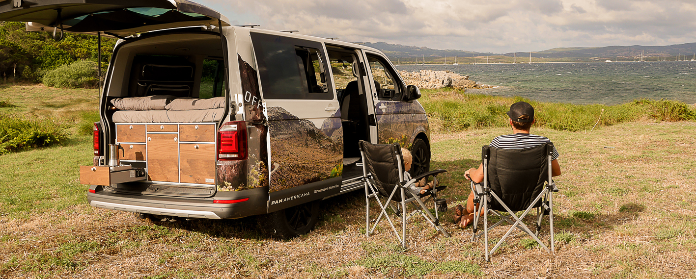 VW Bus mit VanEssa-Modulen auf einer Wiese