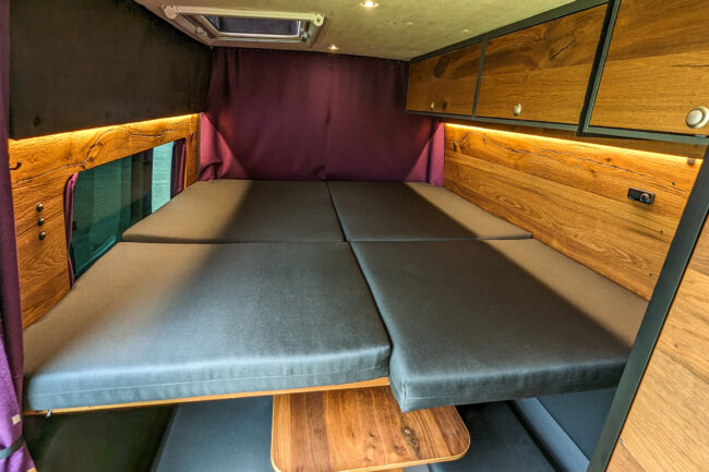 Verlängertes Bett auf der Fahrerseite als Sonderanfertigung