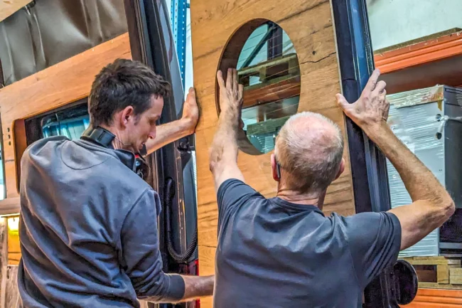 Einbau Hecktuerenverkleidung Echtholz-Furnier