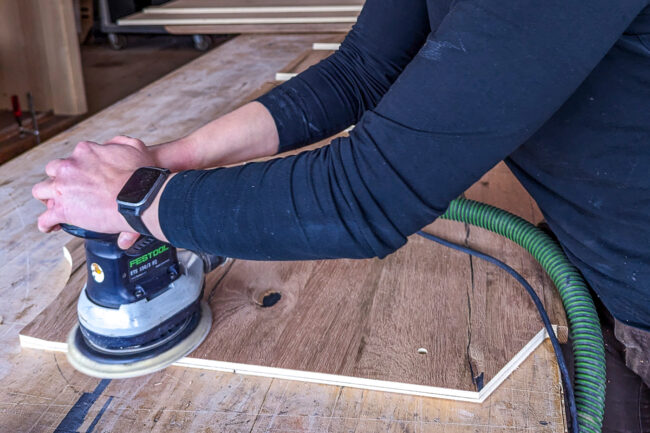 Schleifarbeiten an Hecktürenverkleidung