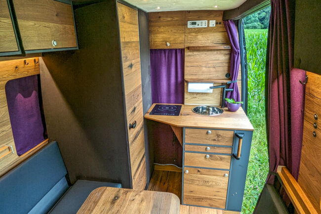 Camper-Innenraum-Kueche-dusche-truhe