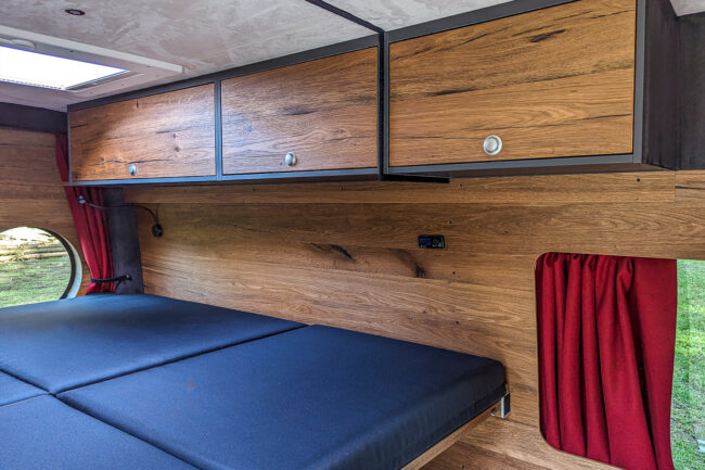 Staumoebel Haengeschrank und Bett im VanEssa Camper