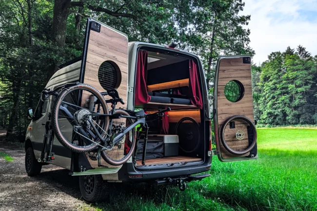 Camper Heckansicht mit Fahrradtraeger und zweiter Kuehlbox