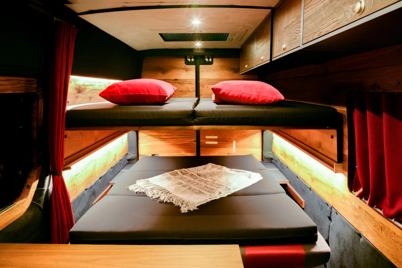 Schlafen im Camper auf Campingbett und VW-Schlafbank