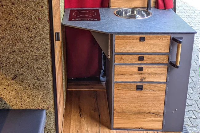 Camperkueche mit Induktion und Outdoor-Gaskocher