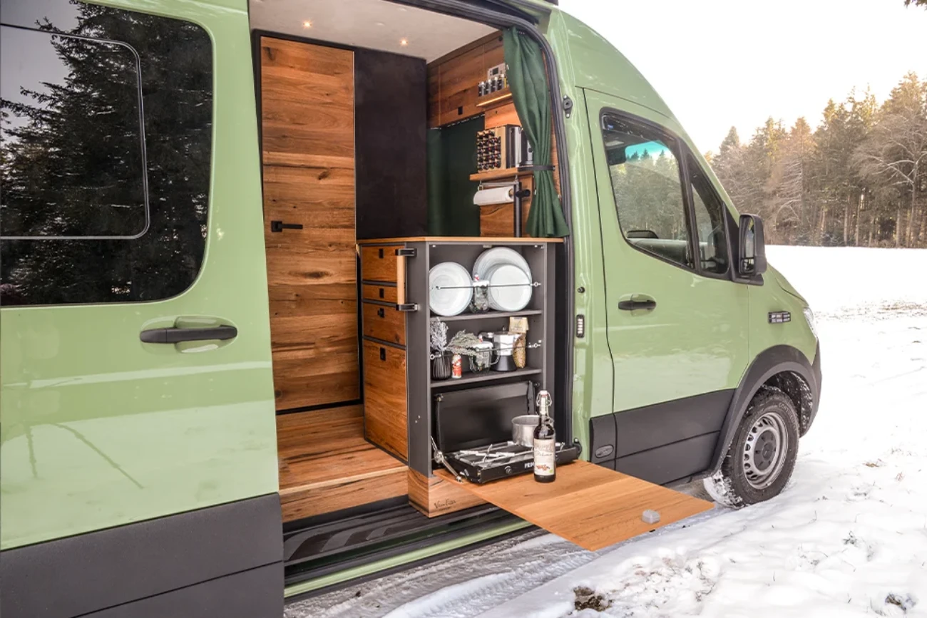 Campingküche im Sprinter mit Klapptisch