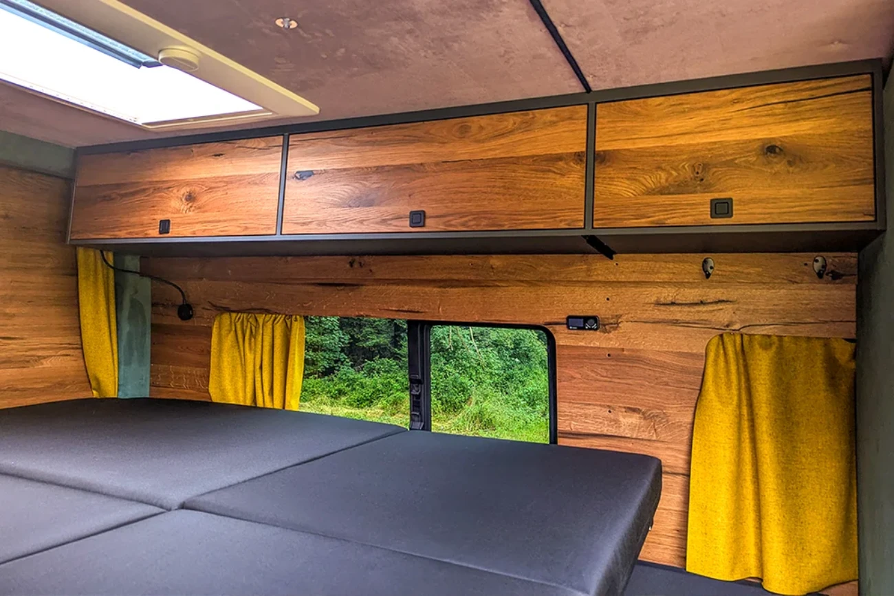 Staumöbel Hängeschrank und Bett im VanEssa Camper
